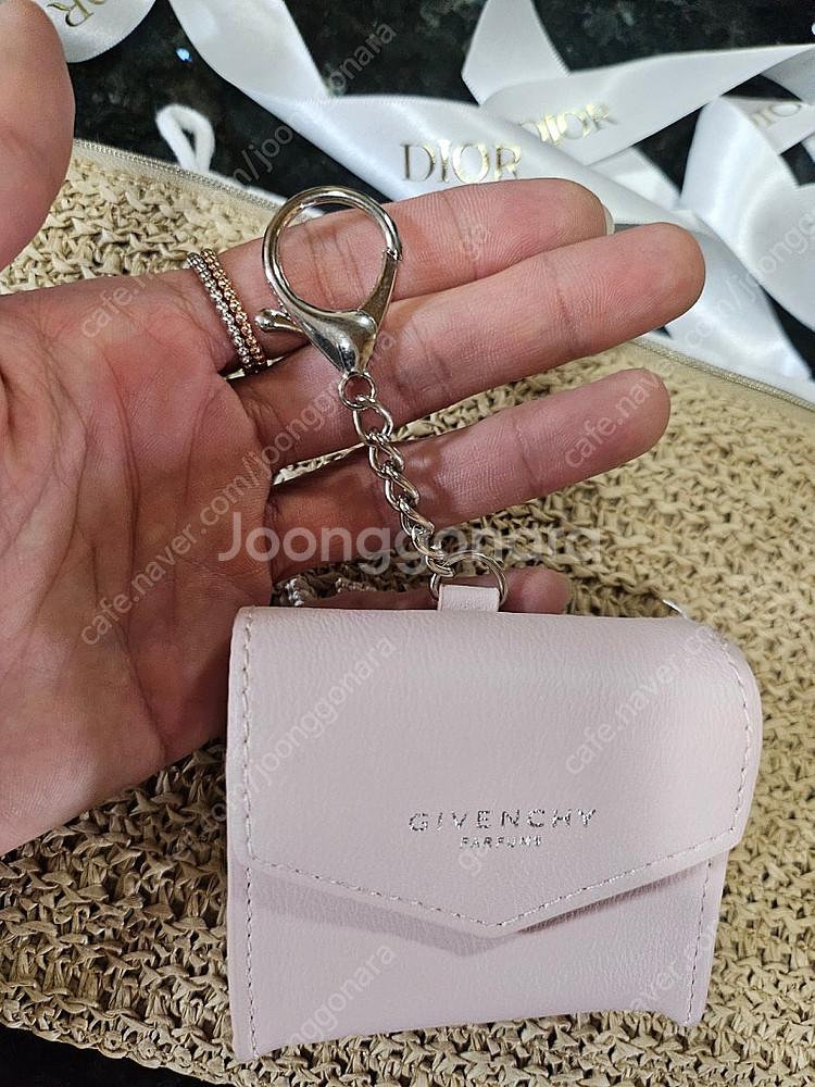 지방시뷰티 에어팟케이스 키링--2