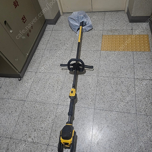 디월트 신형 삼도날 충전예초기 DCM571 본체