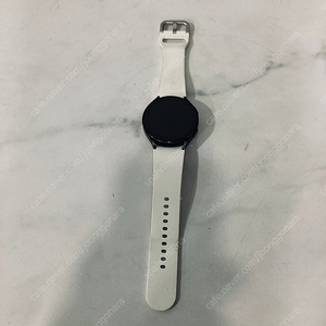 갤럭시 워치5 블랙 44MM 액정S급 매우깔끔! 케이블 포함 6만5천원 판매합니다!