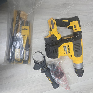 디월트 함마드릴 60v 팔아요 색것 에요