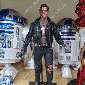 엔터베이 1/4 터미네이터 T-800 데미지버전, 노말 버전 T-800 (중고) 노말버전 신품 미개봉 판매합니다.