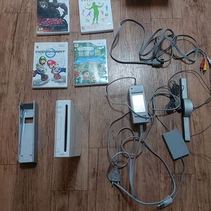 닌텐도 위 wii 1인셋 과 타이틀 일괄 판매 합니다.