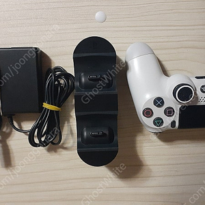 ps4용 정품 신형 듀얼쇼크4 화이트와 소니 정품 충전거치대 판매합니다.
