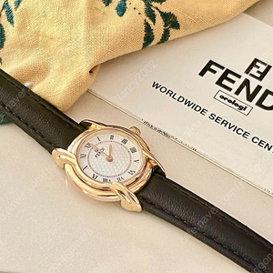 Fendi 골드 라운드 베젤 펜디 시계
