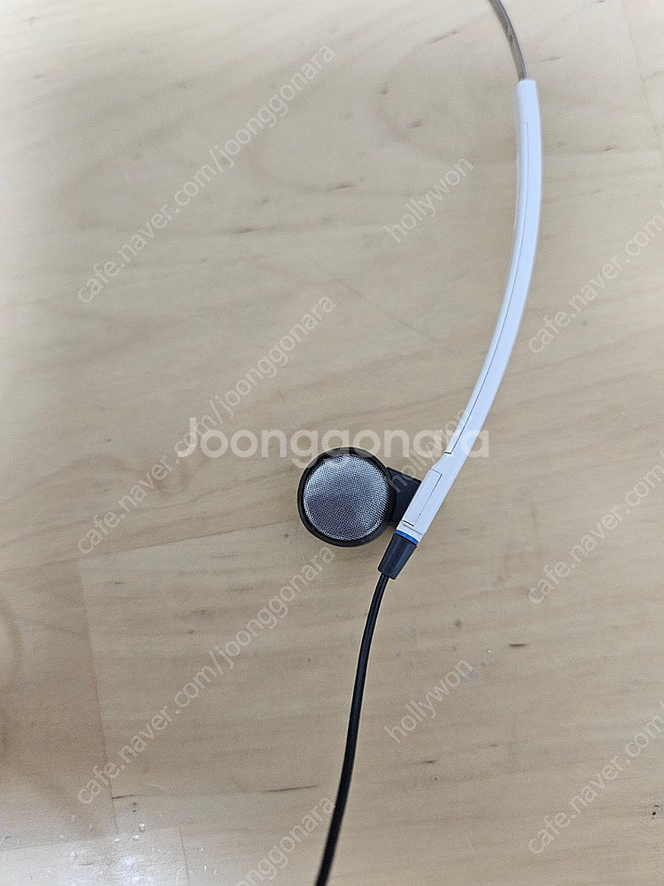 소니 버터컬 이어헤드폰 MDR-W30 입니다.--3