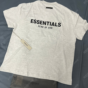 에센셜 백로고 티셔츠 라이트 오트밀 M, L 사이즈 더 코어 컬렉션 팝니다. ESSENTIALS