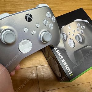 xbox 4세대 한정판 컨트롤러 (루나 시프트) 판매합니다.