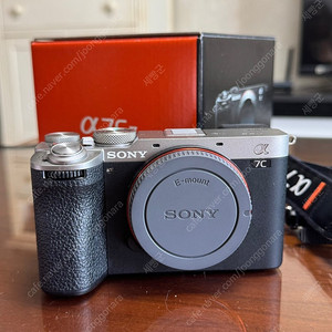 sony A7C2 카메라와 sigma 28-70mm 렌즈 함께 판매합니다