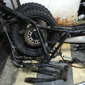 SR400 차대 및 휠, 삼발이 포크