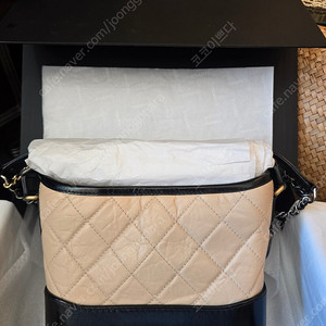 정품 샤넬 가브리엘 호보백 베이지 블랙 25번대