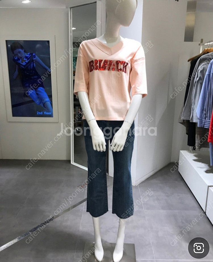 세탁만한옷 세컨플로어 스팽글 브이넥 55지만 넉넉하게 나왔어요--0