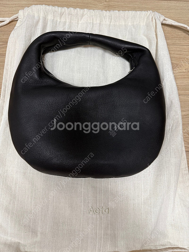 아에타 원 숄더백 M 블랙(새상품) 팝니다--0