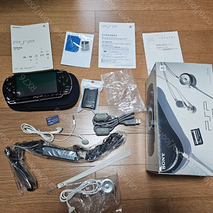 PSP 1000 일판 + 게임 UMD 8장 팝니다.