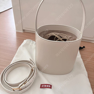 스타우스 비셋 버킷백 ( 원통백, 안소희 가방, 에밀리 파리에가다 가방)