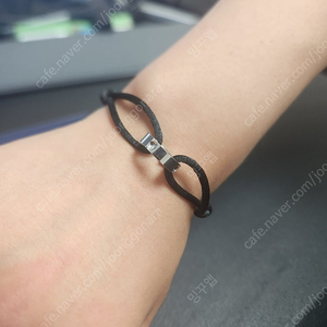 루이비통 앙프렝뜨 화이트골드 팔찌 팝니다.