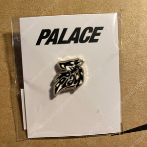 팔라스 Palace Lone Wolf Pin Badge Black White - 25SS 론 울프 핀 뱃지