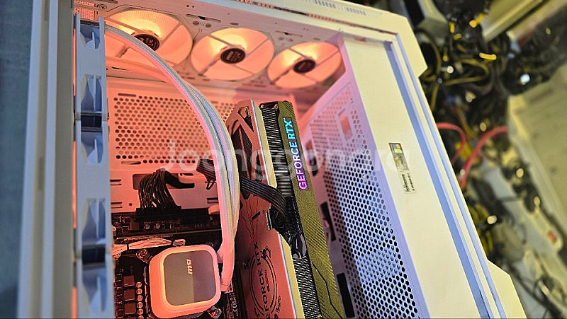 레알? 화이트본체케이스 미쳤다! “RTX5090 심장탑...--1
