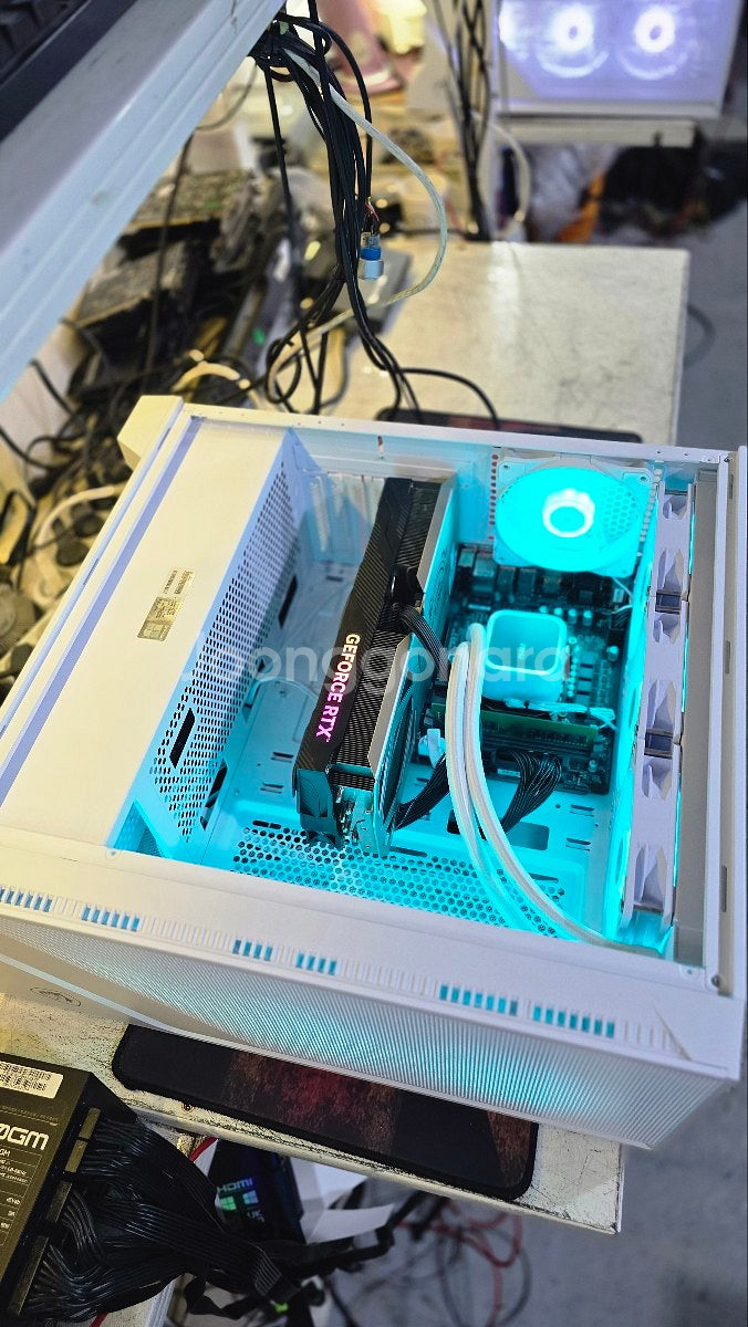 레알? 화이트본체케이스 미쳤다! “RTX5090 심장탑...--2