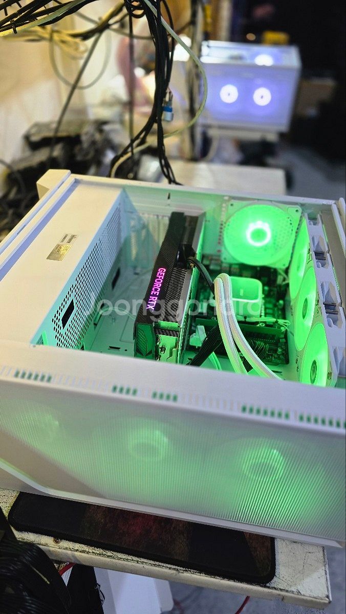 레알? 화이트본체케이스 미쳤다! “RTX5090 심장탑...--4