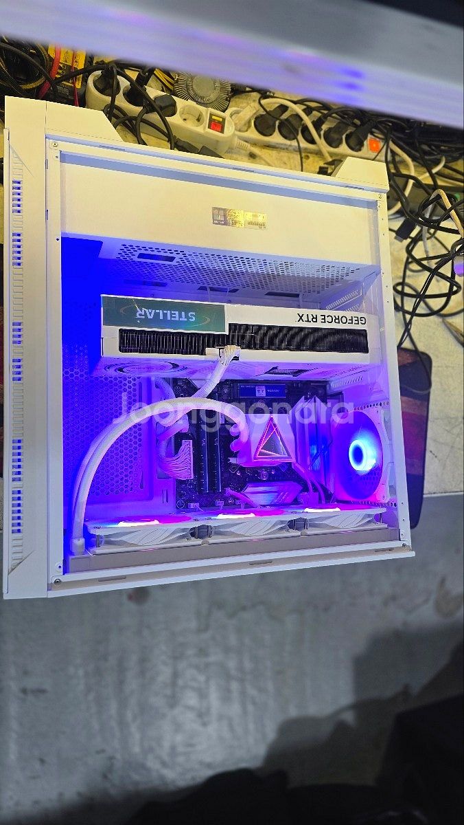 레알? 화이트본체케이스 미쳤다! “RTX5090 심장탑...--0