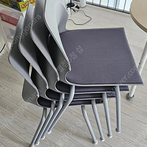 흔들림 없는 짱짱한 회색의자