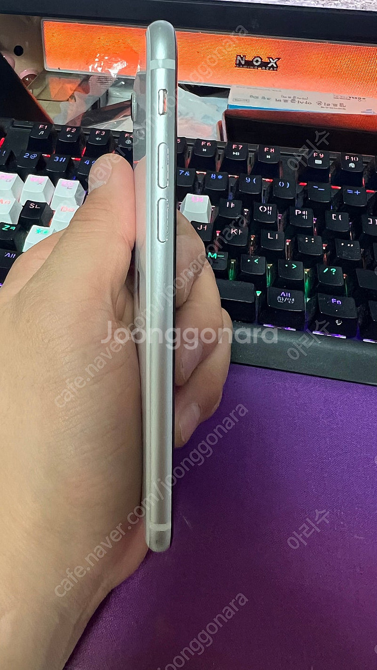 아이폰 SE2 128 화이트 팝니다--2