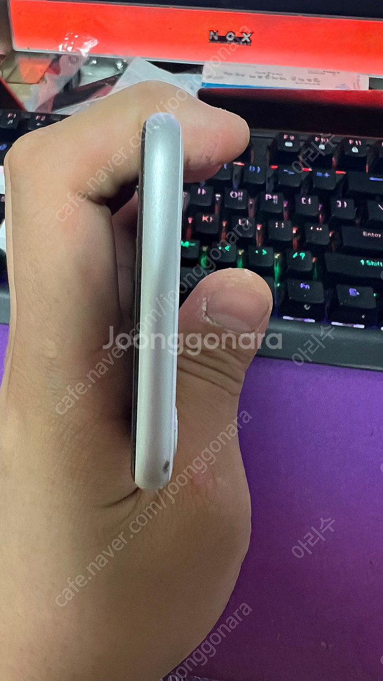 아이폰 SE2 128 화이트 팝니다--3