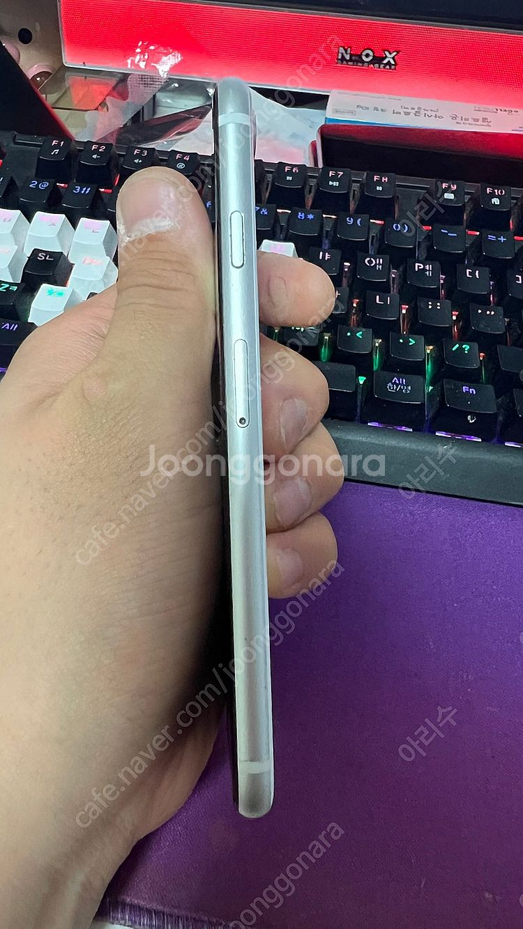 아이폰 SE2 128 화이트 팝니다--4