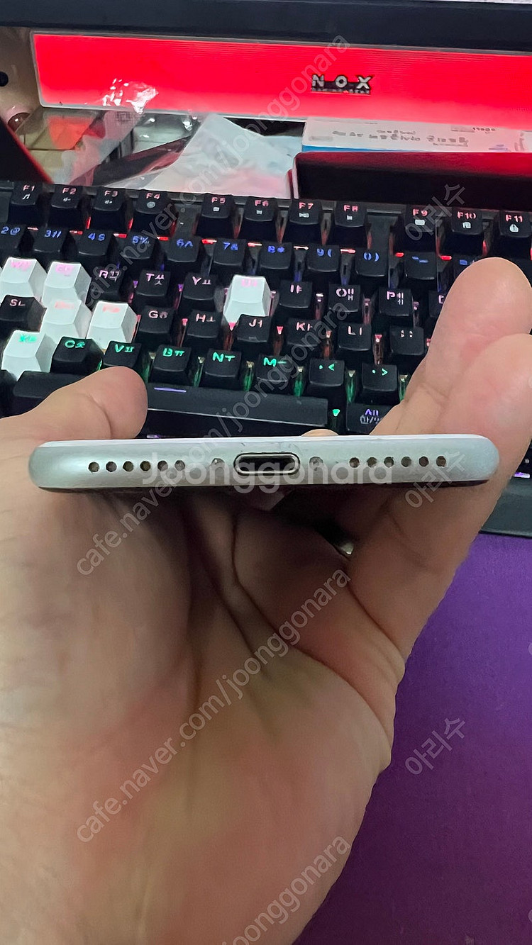 아이폰 SE2 128 화이트 팝니다--5