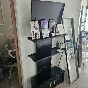 tv + 상품진열대