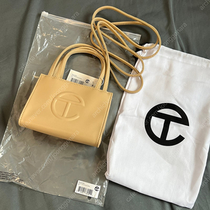 텔파 스몰 쇼핑백 크림 새제품 팝니다. Telfar 크로스백 명품 가방 크로스택 쇼퍼백