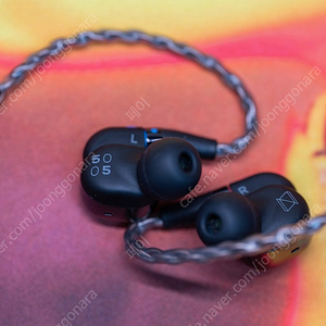 AKG N5005 이어폰(시리얼 7만번대) 풀박스 + 사제케이블 팝니다.