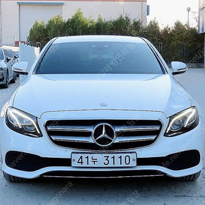 벤츠 e220d 중고 E클래스 흰색 2017년식 E220d 아방가르드 중고차 할부가능
