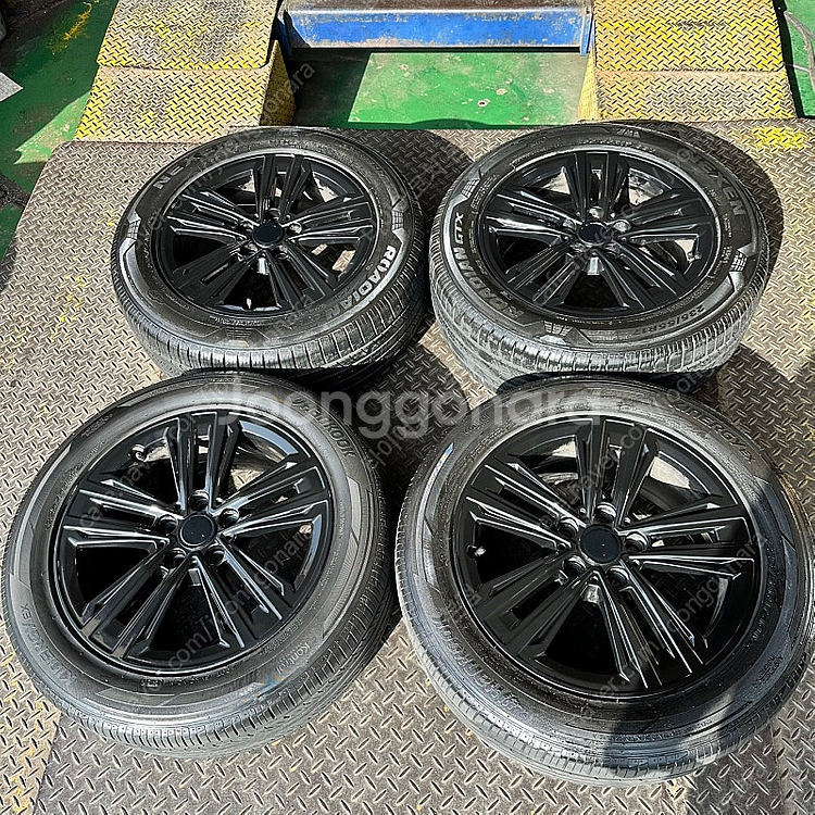17인치 BMW 220I 유광블랙 중고휠타이어 1대분(...--0