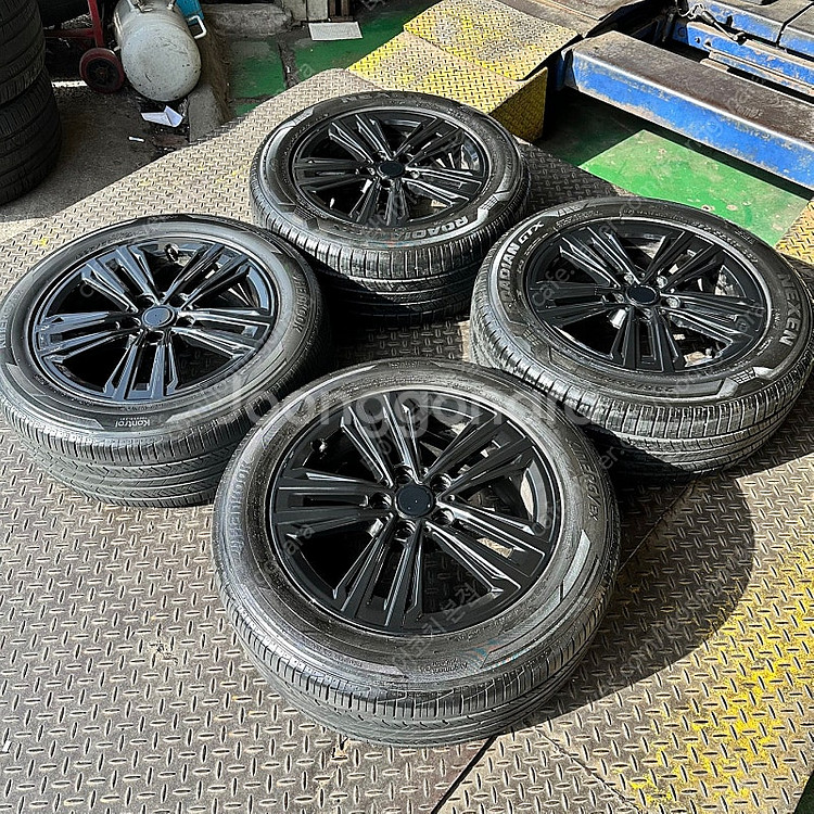 17인치 BMW 220I 유광블랙 중고휠타이어 1대분(...--1