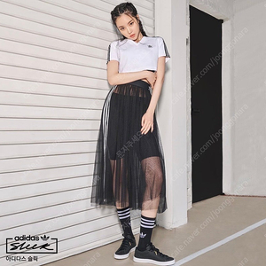 아디다스 브이넥 크롭티 S 스몰 손나은 제니 DV2620