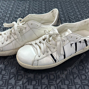 발렌티노 vltn 스니커즈 40