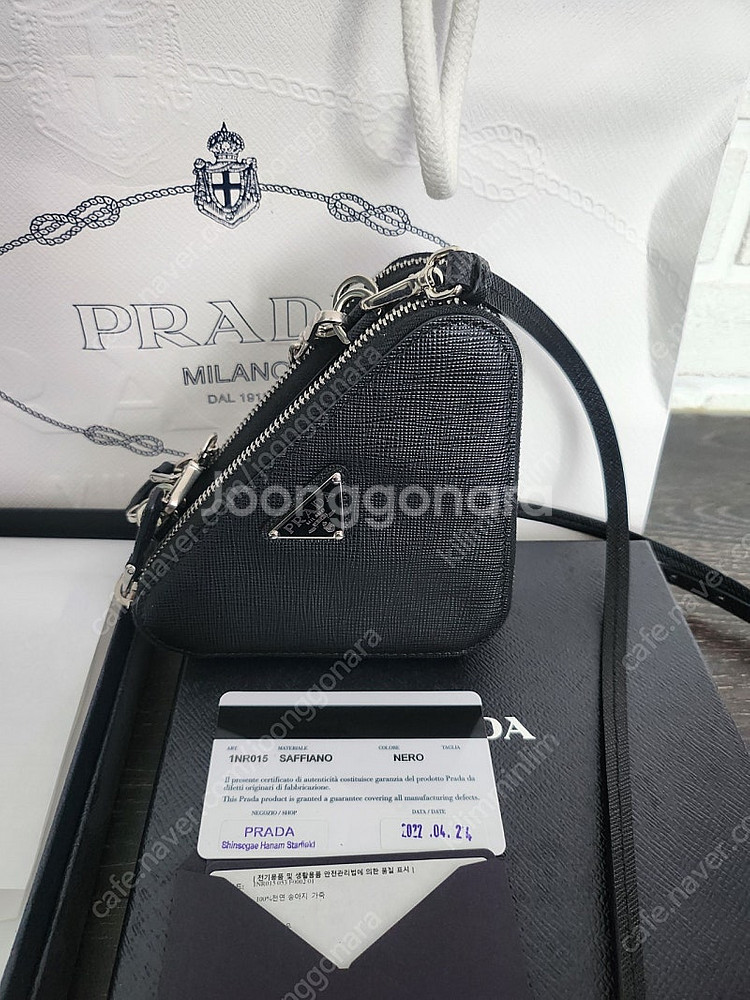 프라다 사피아노 미니 가죽 파우치 새상품급 판매합니다.--1
