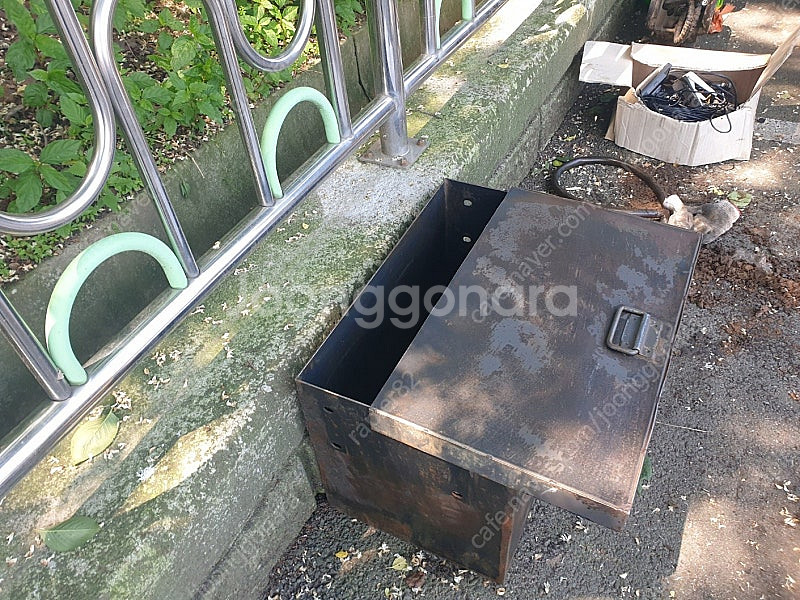 02/03 볼보(ew60e) 공구함 팝니다.--3