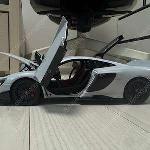1:18 오토아트 컴포짓 맥라렌 675LT 실리카 화이트 다이캐스트 판매 합니다