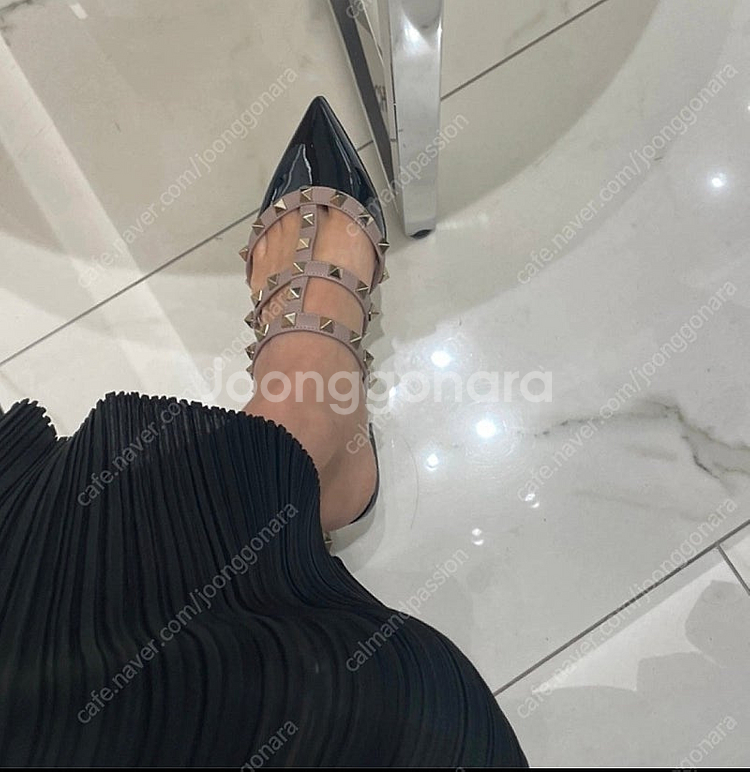 Valentino 페이턴트 락스터드 뮬--4