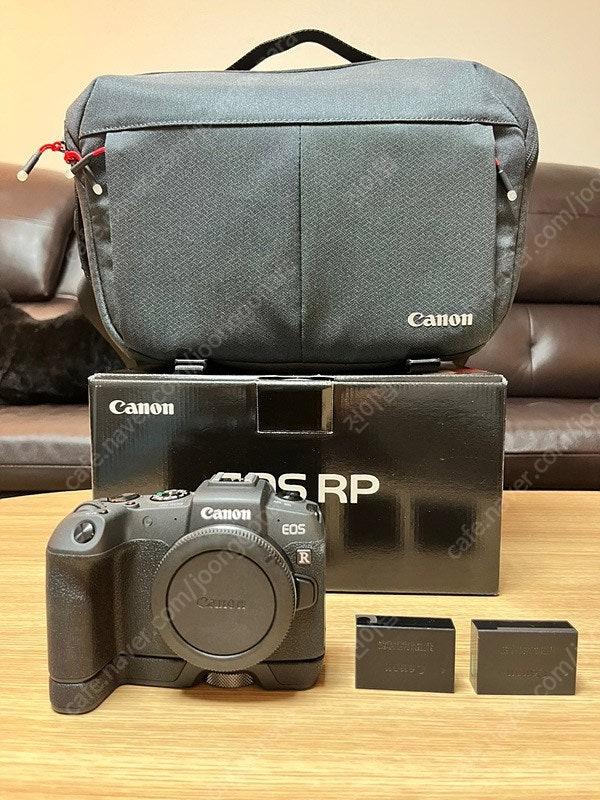 캐논 EOS RP S급 미러리스 카메라 팝니다(캐논정품가방+배터리2+세로정품그립)가격 조정합니다~! 이미지