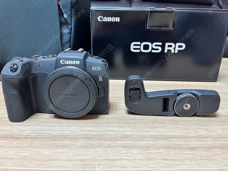 캐논 EOS RP S급 미러리스 카메라 팝니다(캐논정품가방+배터리2+세로정품그립)가격 조정합니다~! 이미지