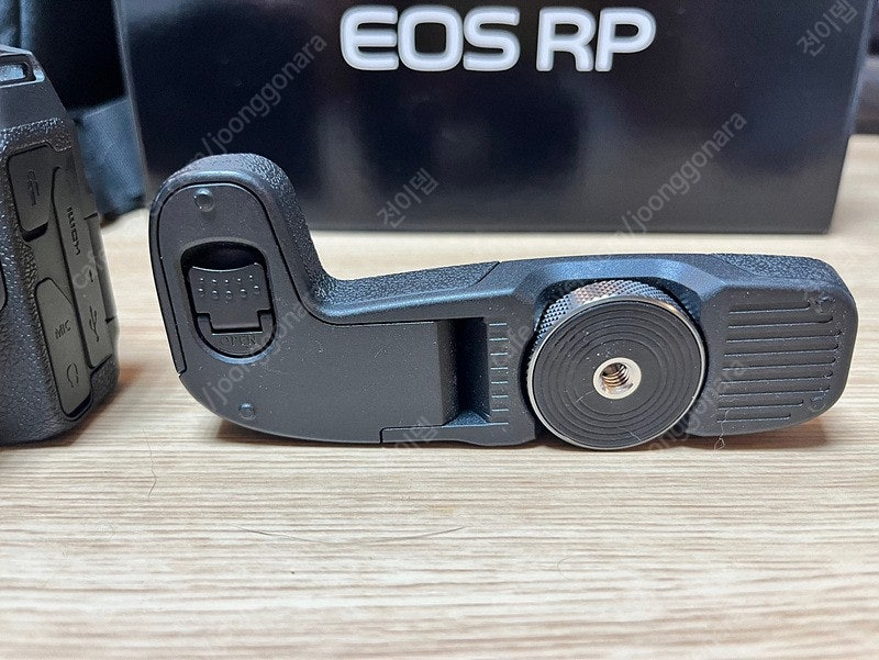 캐논 EOS RP S급 미러리스 카메라 팝니다(캐논정품가방+배터리2+세로정품그립)가격 조정합니다~! 이미지