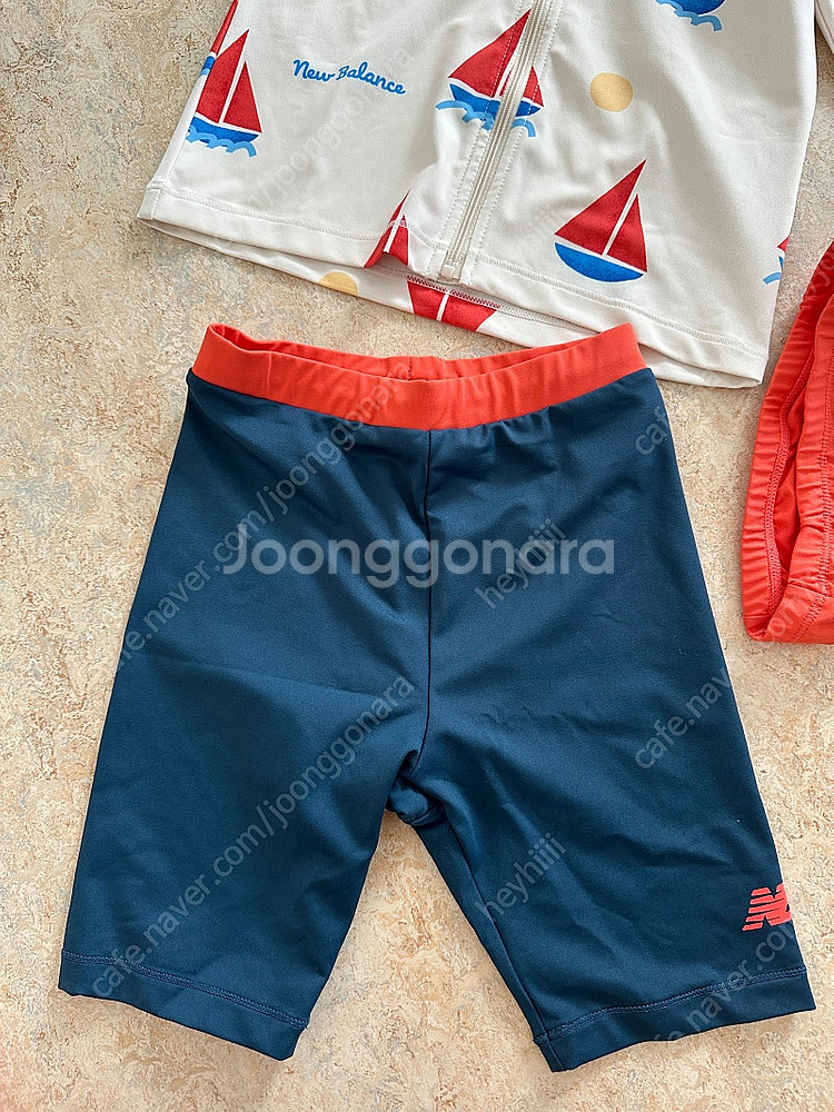 (새상품) 뉴발란스 키즈 래쉬가드 110사이즈--1