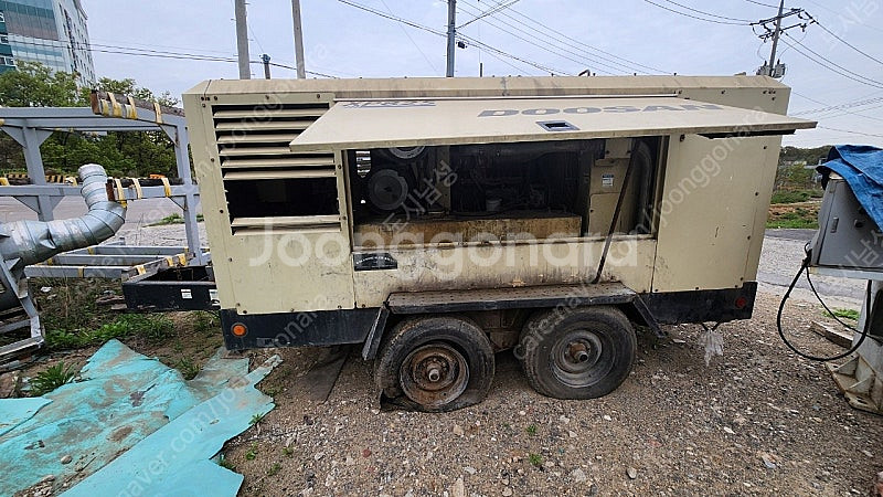 두산 XP825 공기압축기 팝니다--1