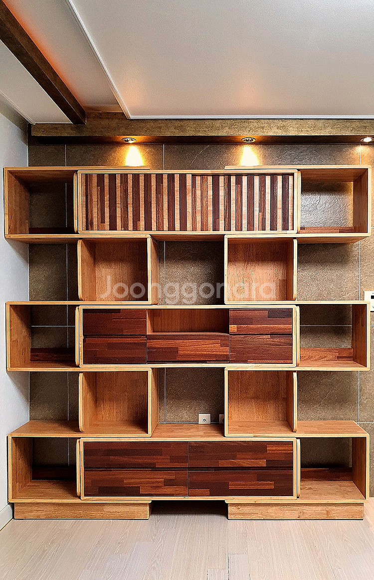 고급원목 디자인제작 넓이 모양 가변되는 수납형 고급 거실장 신품급 판매합니다--0