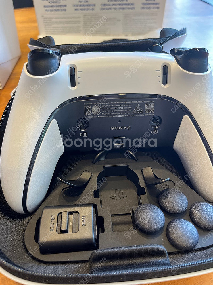 PS5 듀얼센스 엣지 화이트 팝니다--3