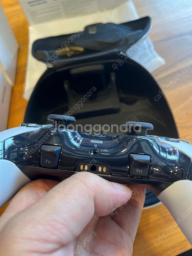PS5 듀얼센스 엣지 화이트 팝니다--5