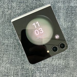 갤럭시Z플립5 512G 민트 무잔상 아주 작은 점 멍 23만원 판매해요